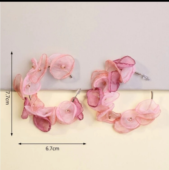 New 🌺Pink Flower Petal Hoops - Picture 3 of 3